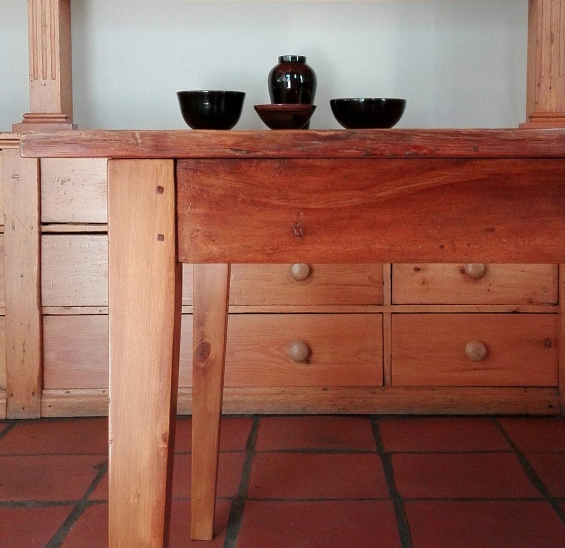 Peg top table